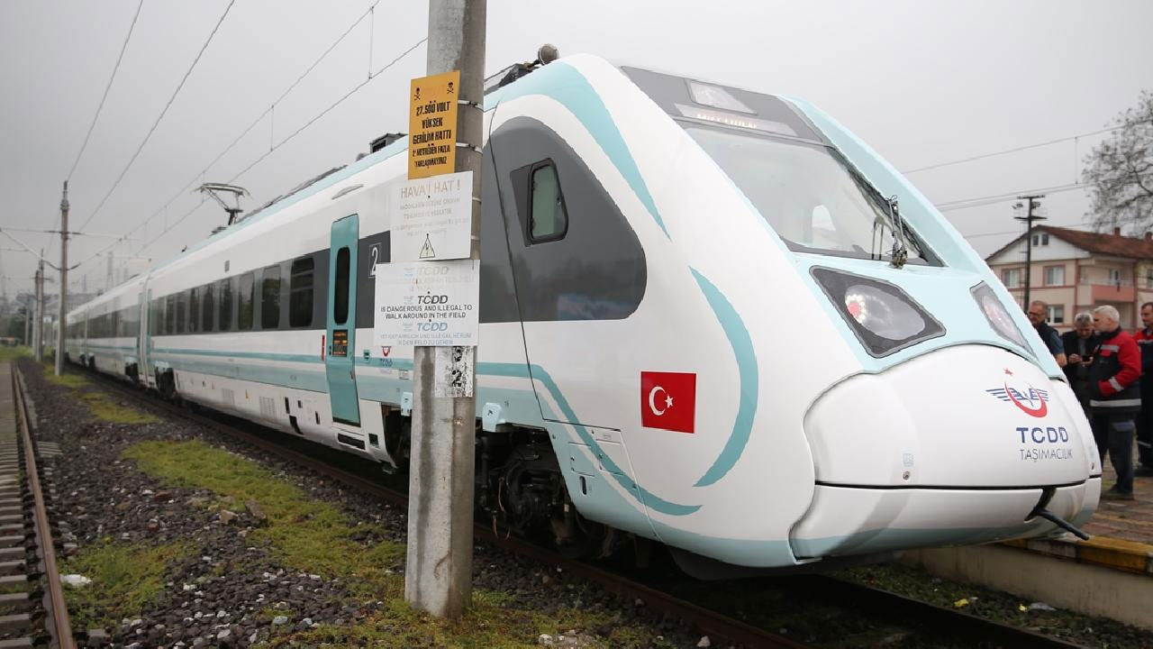 İlk milli elektrikli tren vatandaşlarla buluşacak