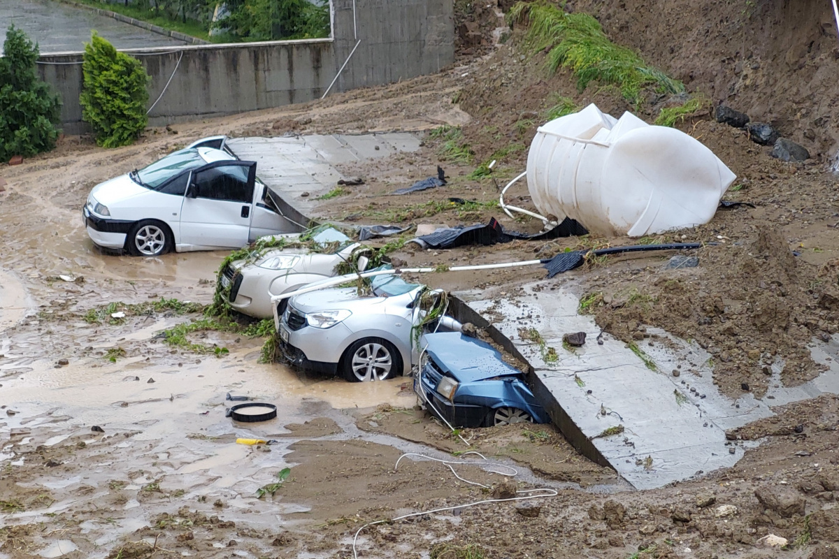 Samsun'da istinat duvarı 5 aracın üzerine devrildi: Olay anı kamerada