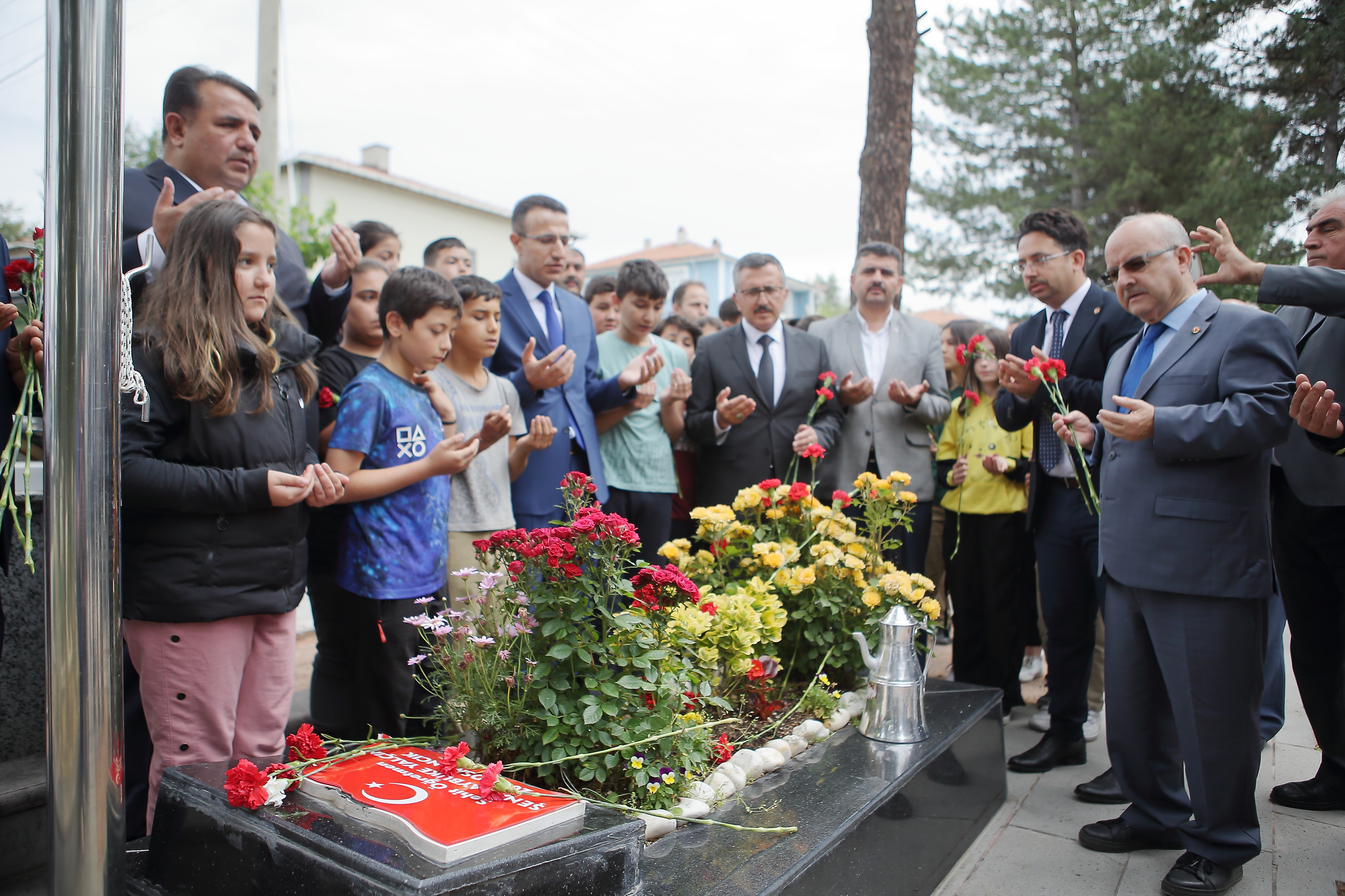 Şehit öğretmen Şenay Aybüke Yalçın, vefatının 6. yılında Çorum'daki kabri başında anıldı