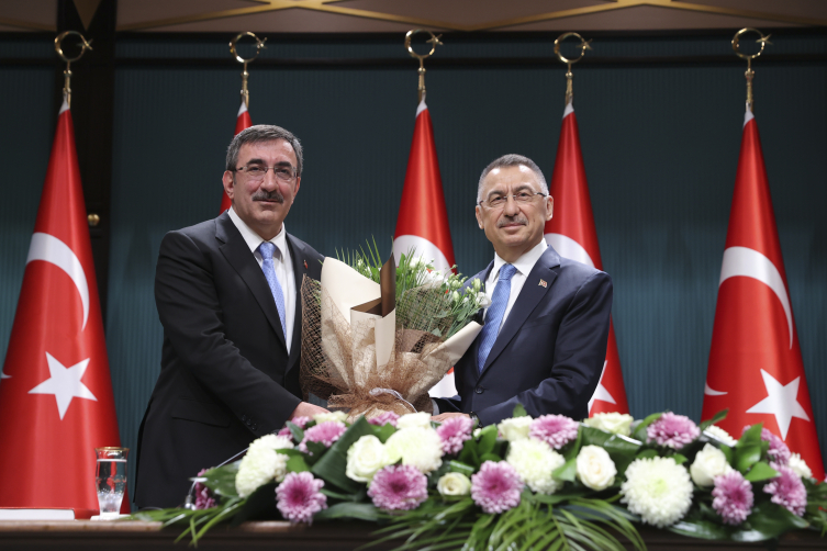  Fuat Oktay görevi Cevdet Yılmaz'a devretti