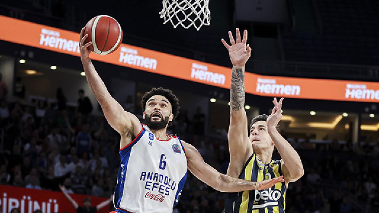 Anadolu Efes ve Fenerbahçe'ye ceza