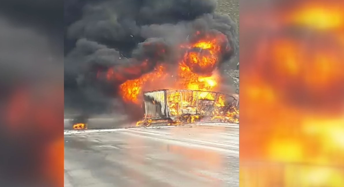 Erzincan'da iki tır çarpıştı... Acı haber: 2 can kaybı