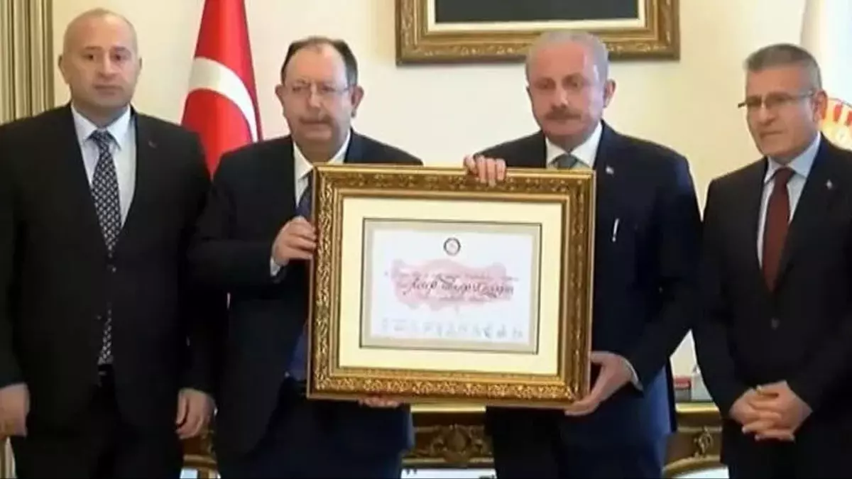 Cumhurbaşkanı Seçimi kesin sonuçları Resmi Gazete'de yayımlandı! Cumhurbaşkanı Erdoğan'ın mazbatası teslim edildi