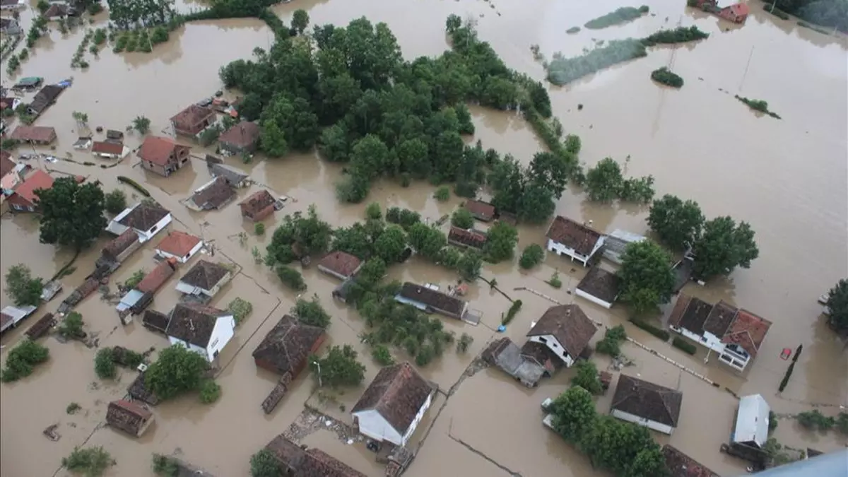 Sırbistan'ı sel vurdu! Binlerce ev su altında kaldı