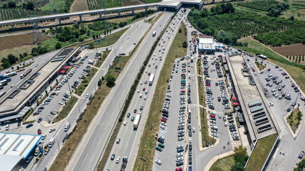 İstanbul-İzmir Otoyolu'ndaki tesislerde bayram yoğunluğu yaşanıyor