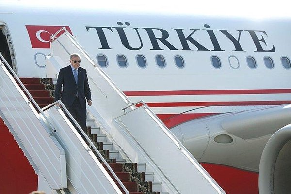 Cumhurbaşkanı Erdoğan'ın uçağı Yeni Ercan Havalimanı'na iniş yaptı