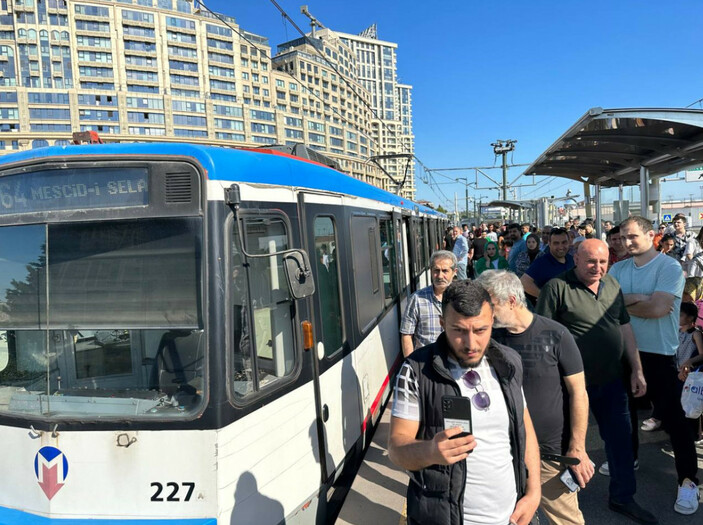 Bayramın son gününde İstanbulluların çilesi! Tramvay bozuldu