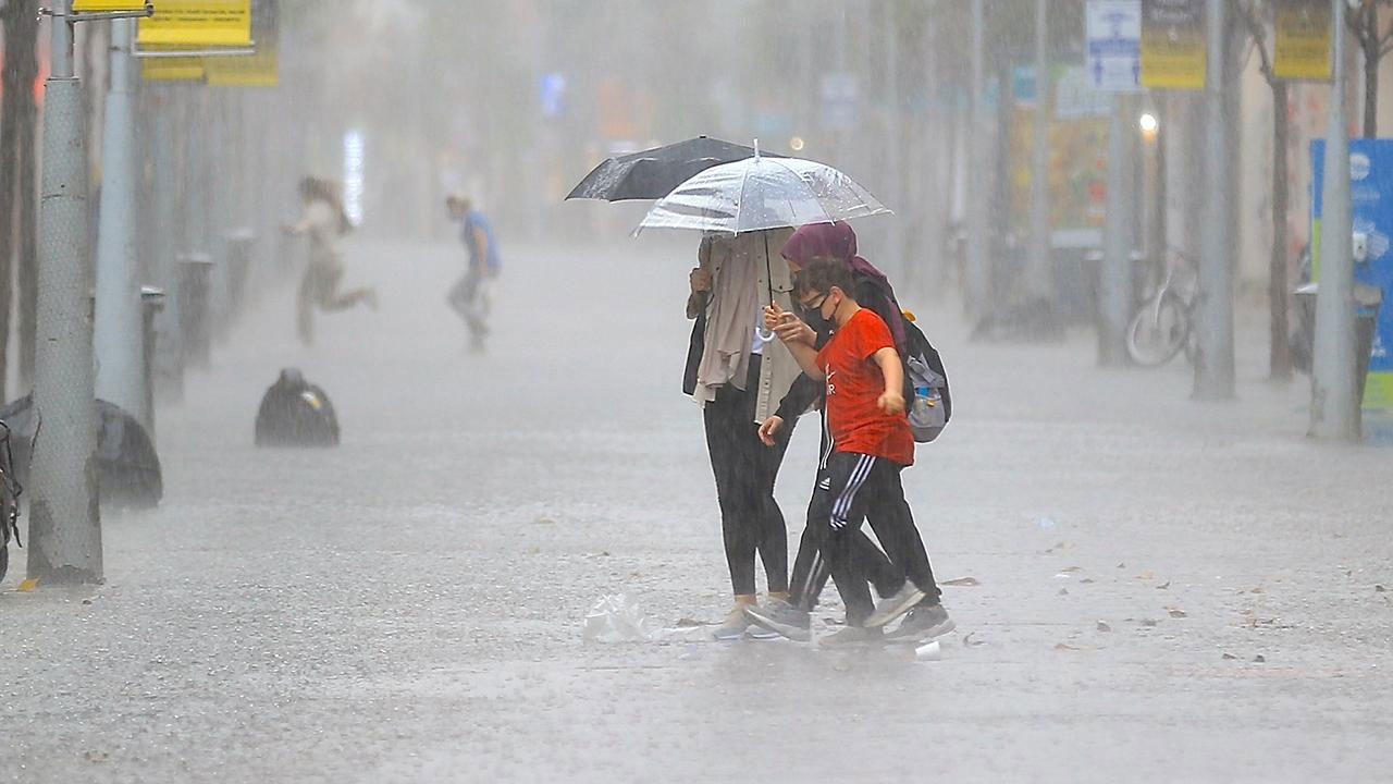 Kuvvetli sağanak alarmı! Meteoroloji'den 12 kente sarı ve turuncu kodlu uyarı