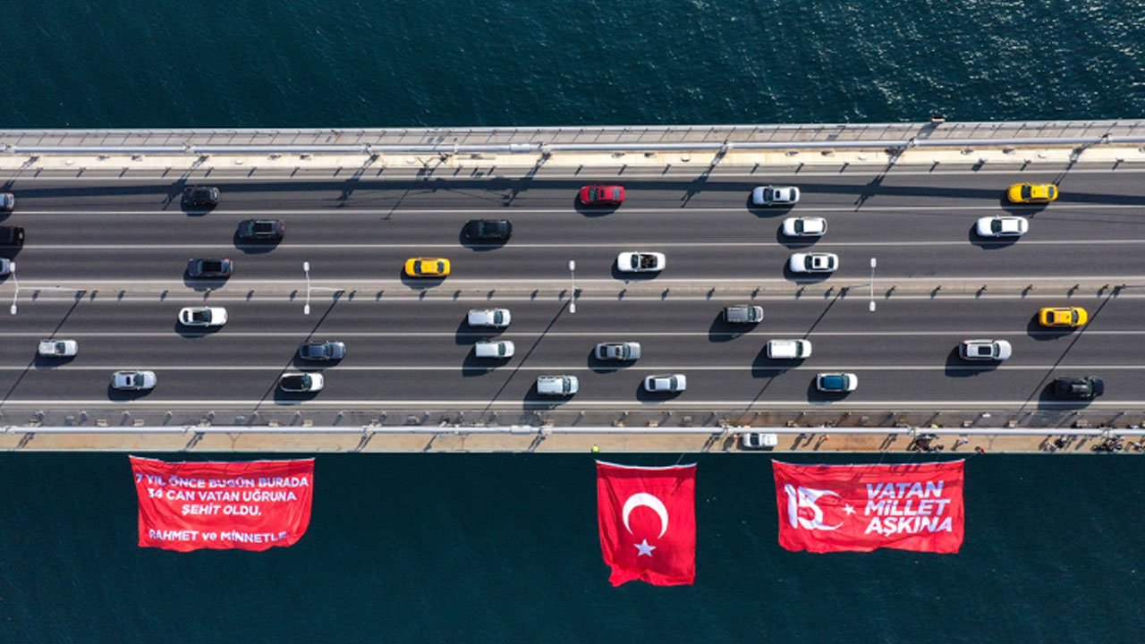 15 Temmuz Şehitler Köprüsü'ne Türk bayrağı asıldı