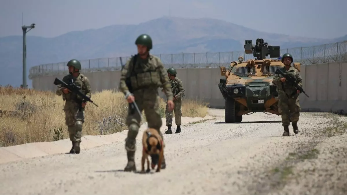 Yasa dışı yollarla Türkiye'ye girmeye çalışan 1'i PKK üyesi 4 kişi yakalandı