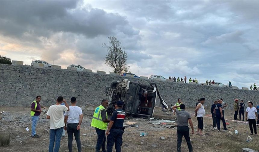 Kemerburgaz'da servis otobüsü köprüden düştü