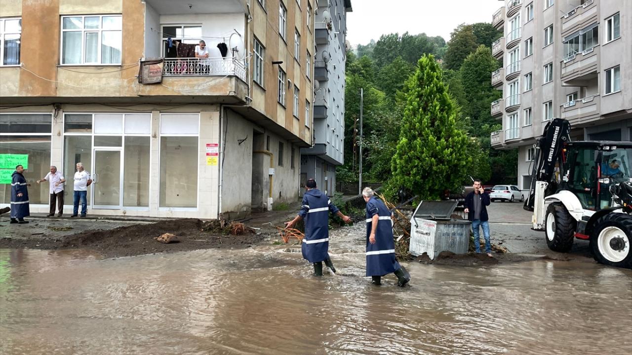 Rize'de şiddetli yağış: Dere suları yükseldi, evler boşaltıldı