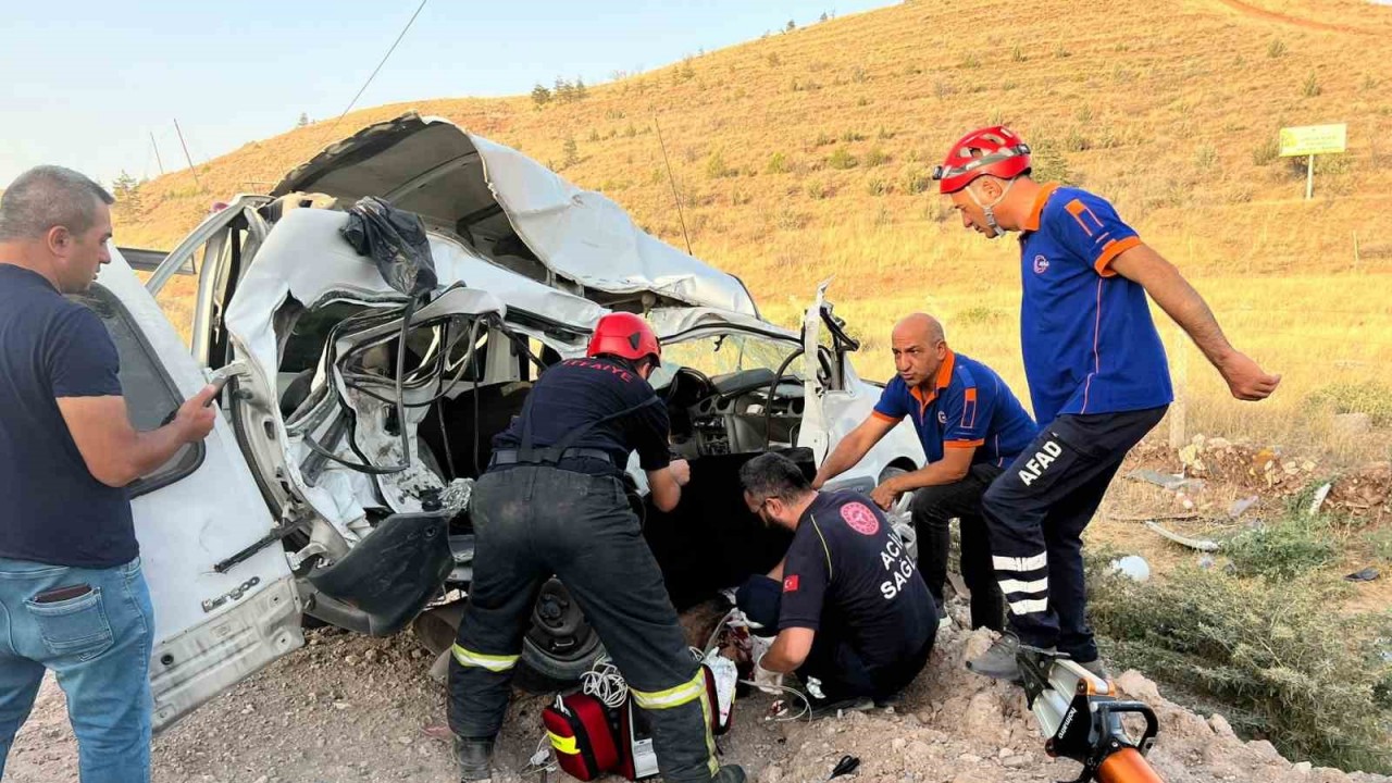 Kamyonet ile hafif ticari araç çarpıştı: 1 ölü, 3 yaralı