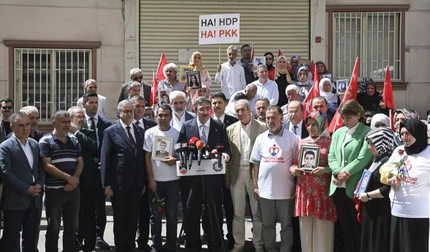 Diyarbakır annelerini ziyaret eden Cevdet Yılmaz: Eninde sonunda annelerin yüreği kazanacaktır