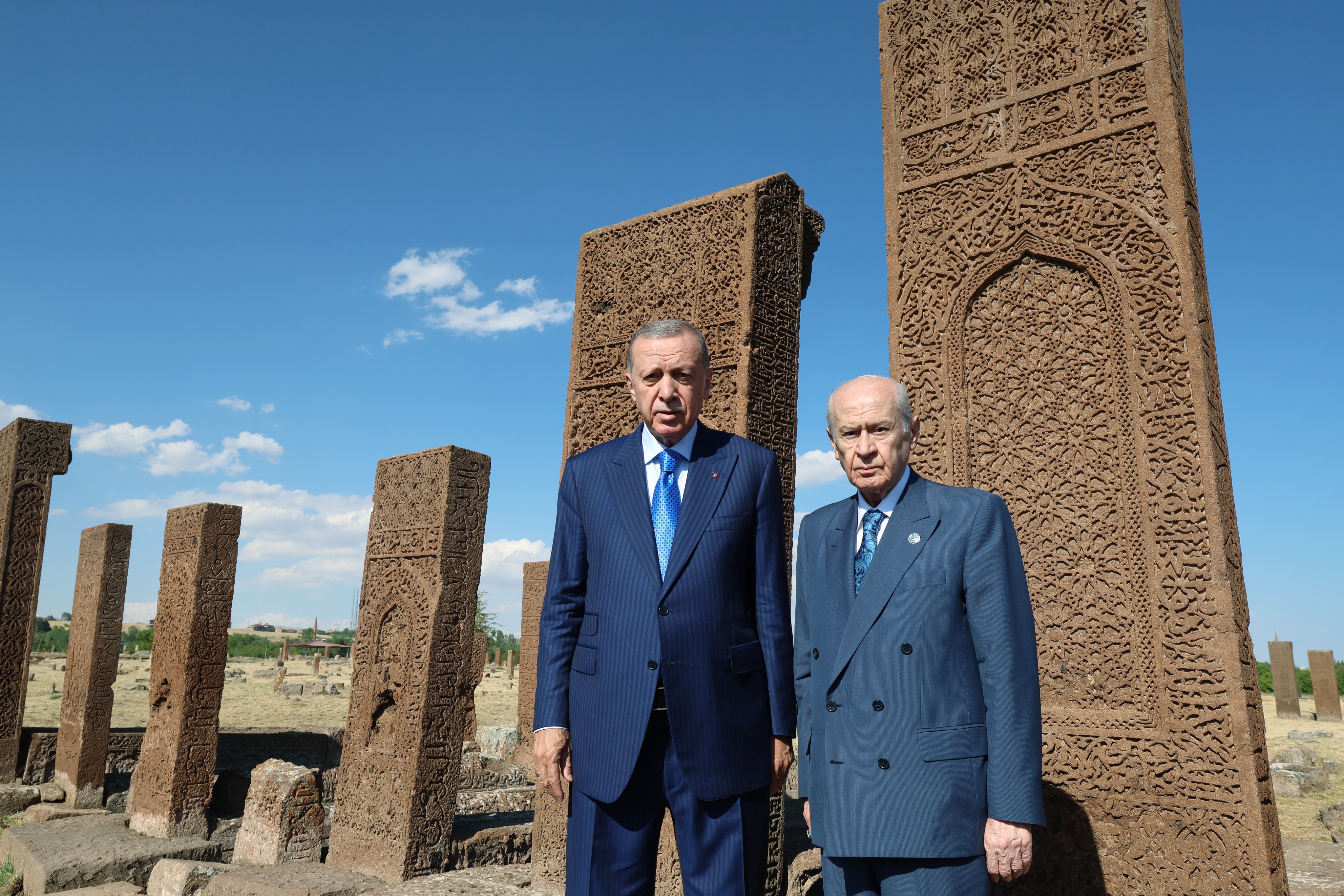 Cumhurbaşkanı Erdoğan ve MHP lideri Devlet Bahçeli Ahlat'ta Selçuklu mezarlığını ziyaret etti