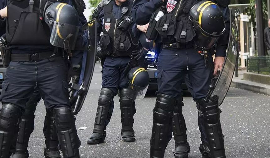 Fransa'da 5 polis, gösteride Müslüman bir genci öldürme suçlamasıyla gözaltına alındı