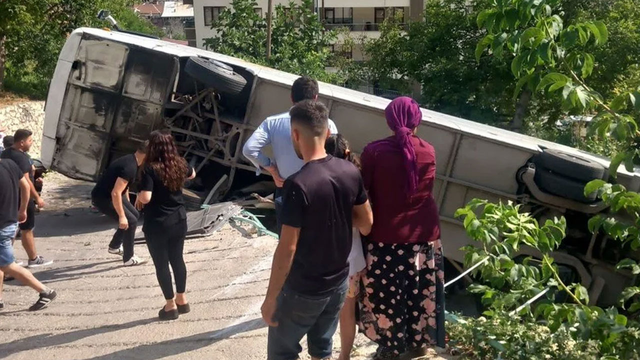 Karaman'da tur otobüsü devrildi: 3'ü ağır 26 kişi yaralandı