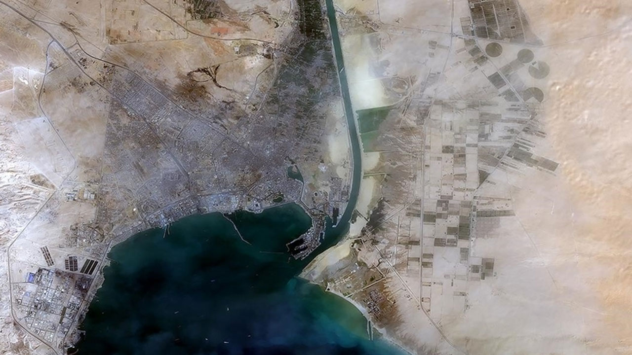 Süveyş Kanalı'nda petrol tankeriyle çarpışan römorkör battı