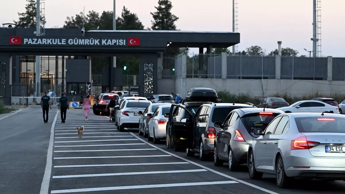 Yunanistan'daki yangınlar nedeniyle İpsala'dan geçemeyenler Pazarkule'ye yöneldi