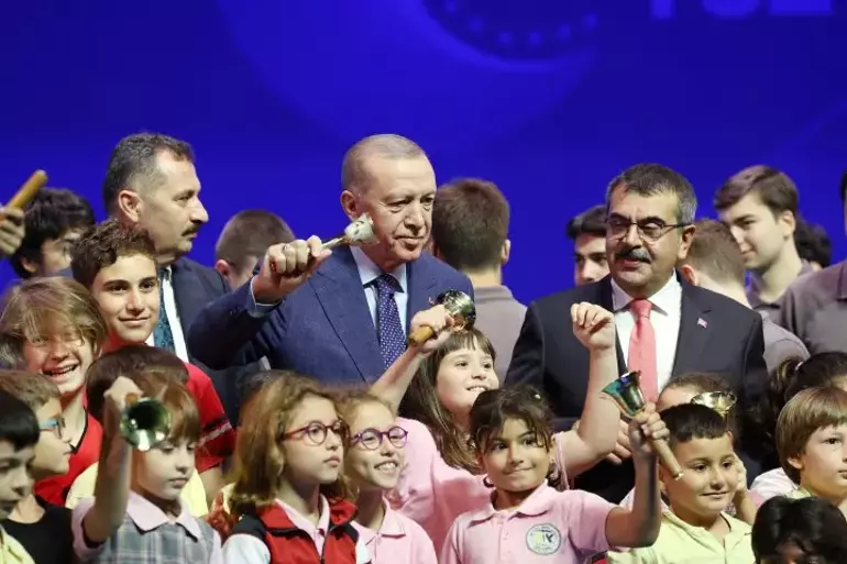 Cumhurbaşkanı Erdoğan'dan öğretmenlere müjde: Ek ders ücretlerine yüzde 25 zam