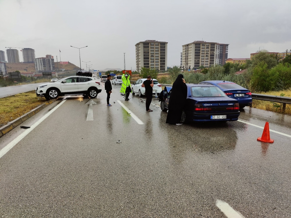 Kırıkkale'de meydana gelen iki zincirleme trafik kazasında 8 kişi yaralandı