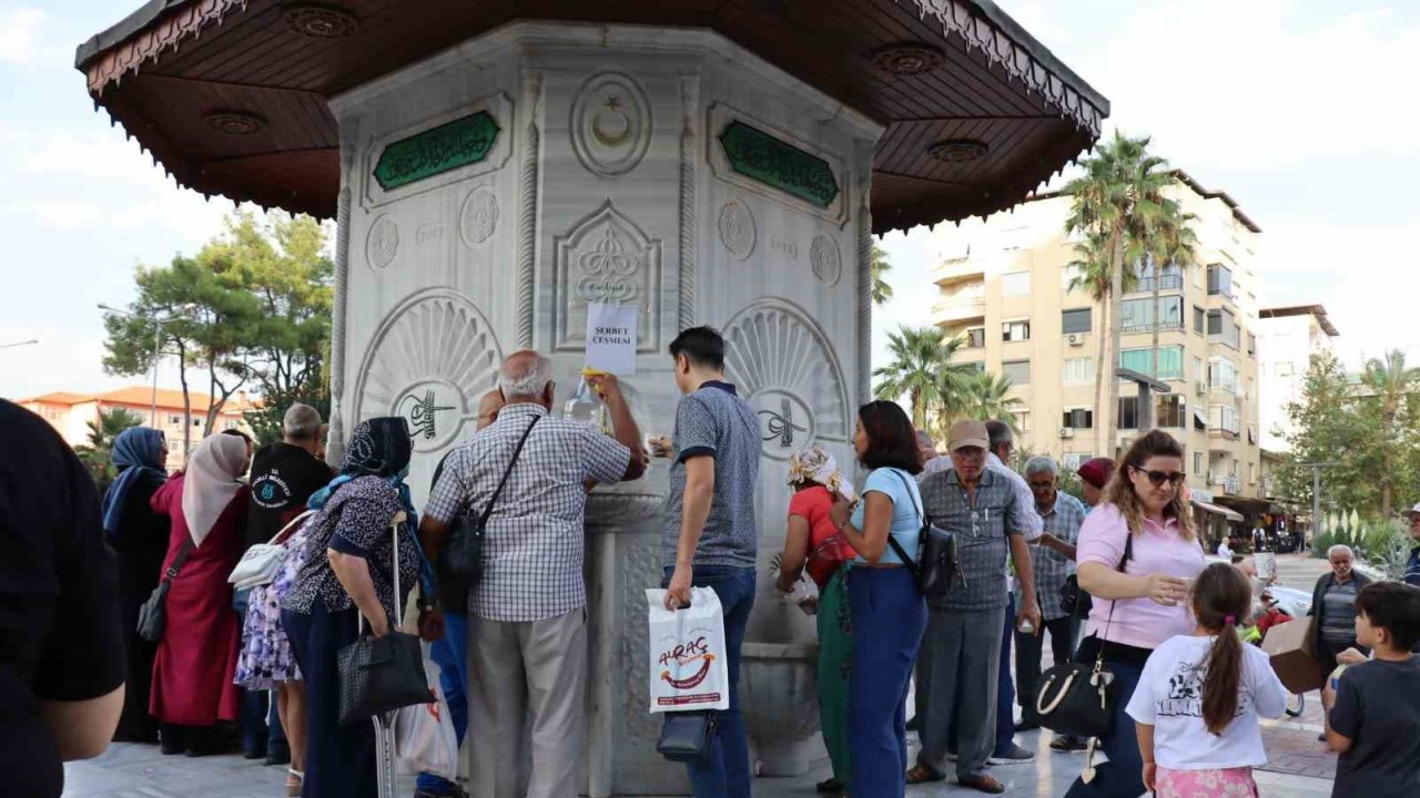 Mevlid Kandili’nde Osmanlı Çeşmesi’nden şerbet aktı