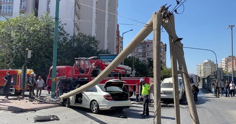 Otomobilin çarptığı direk, tramvay hattının tellerine devrildi: 1 yaralı