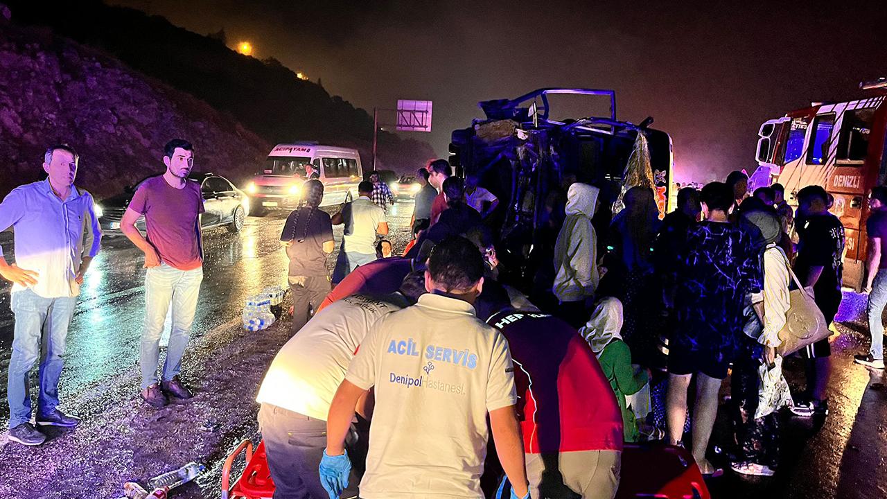 Denizli'de korkunç kaza! 3 ölü, 50 yaralı