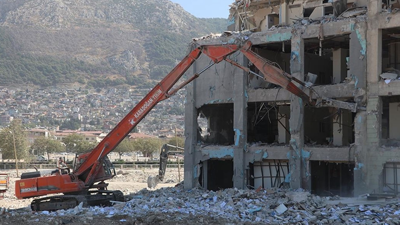 Hatay'da ağır hasarlı binaların kontrollü yıkımı sürüyor