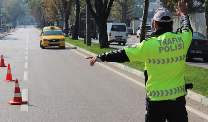 Bunu yapanlar artık ehliyet taşımak zorunda değil: Polis çevirmelerinde bir dönem sona eriyor