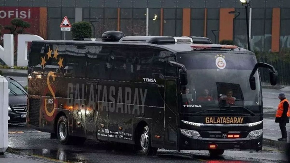 Galatasaray'ın teknik ekip otobüsüne Gaziantep'te taşlı saldırı