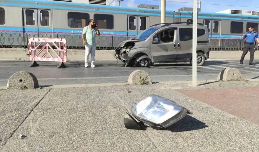 Sultangazi’de kontrolden çıkan araç tramvay hattının demir korkuluklarını yıktı