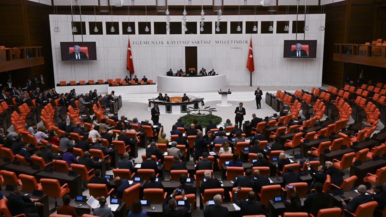 Meclis yoğun gündemle açılacak