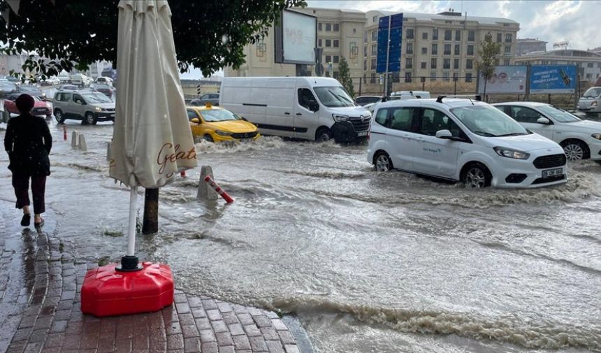 İstanbul'da sağanak su baskınlarına neden oldu