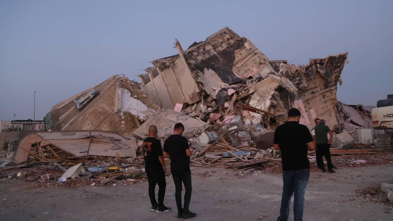 Hatay'da yıkım sırasında bina çöktü