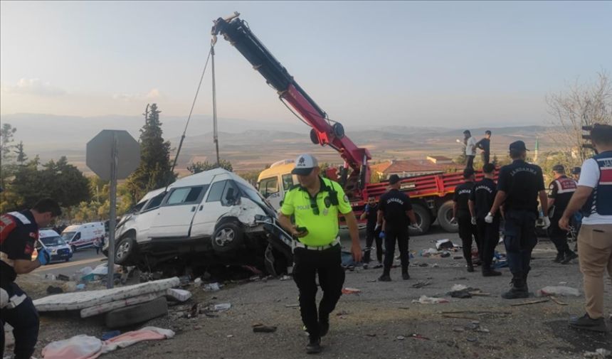 Gaziantep'te seyir halindeki kamyon trafik ışığındaki 3 araca çarptı: 6 ölü, 16 yaralı