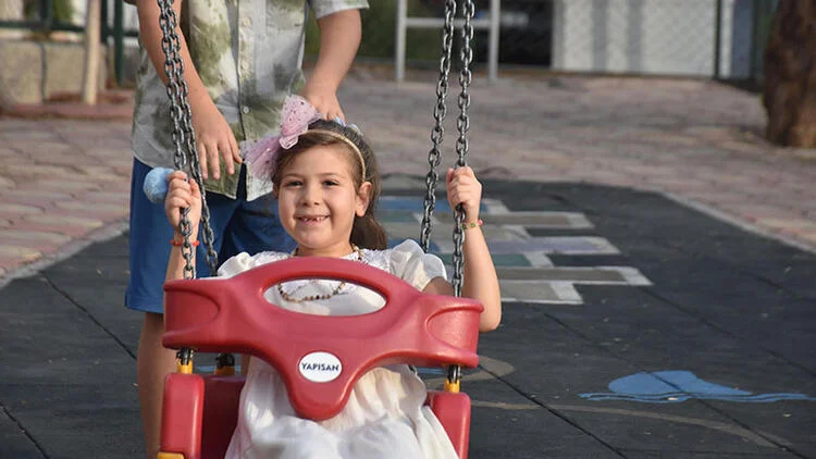 İzmir depreminin simgesi Ayda, annesinin adının verildiği parkta oynuyor