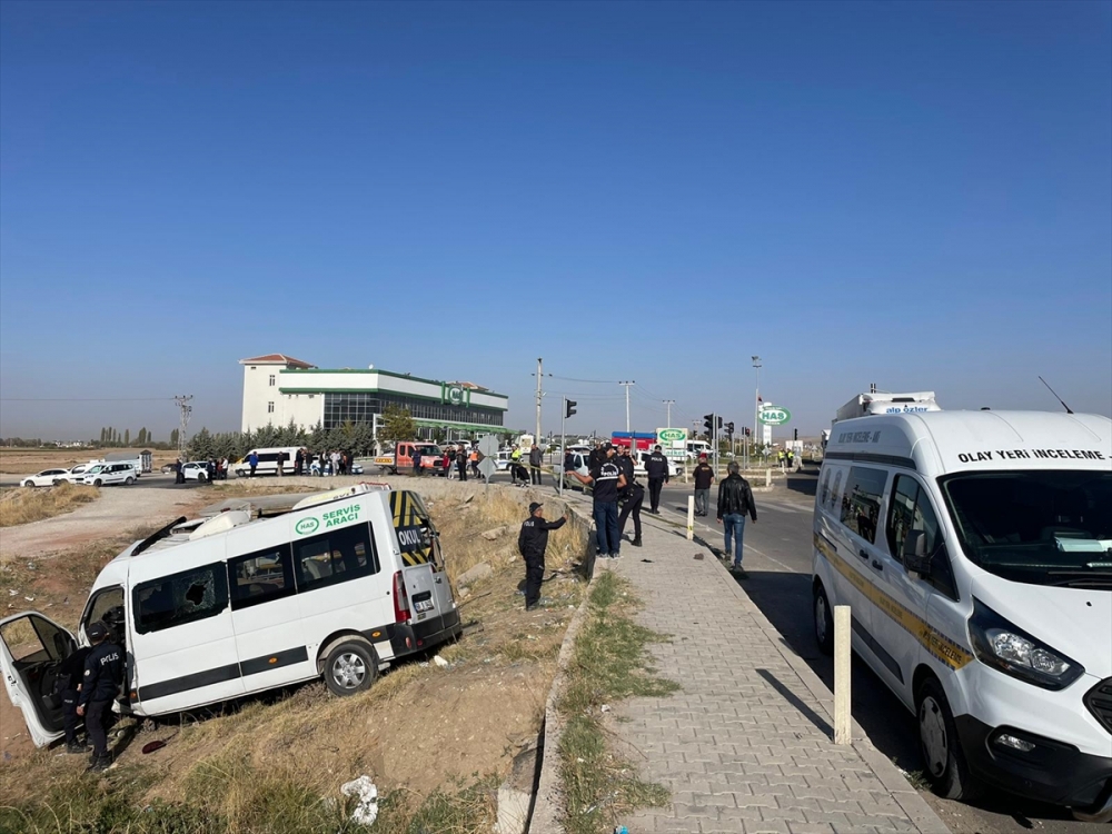 Aksaray'da işçi servisi ile kamyonetin çarpıştığı kazada 2 kişi öldü, 15 kişi yaralandı