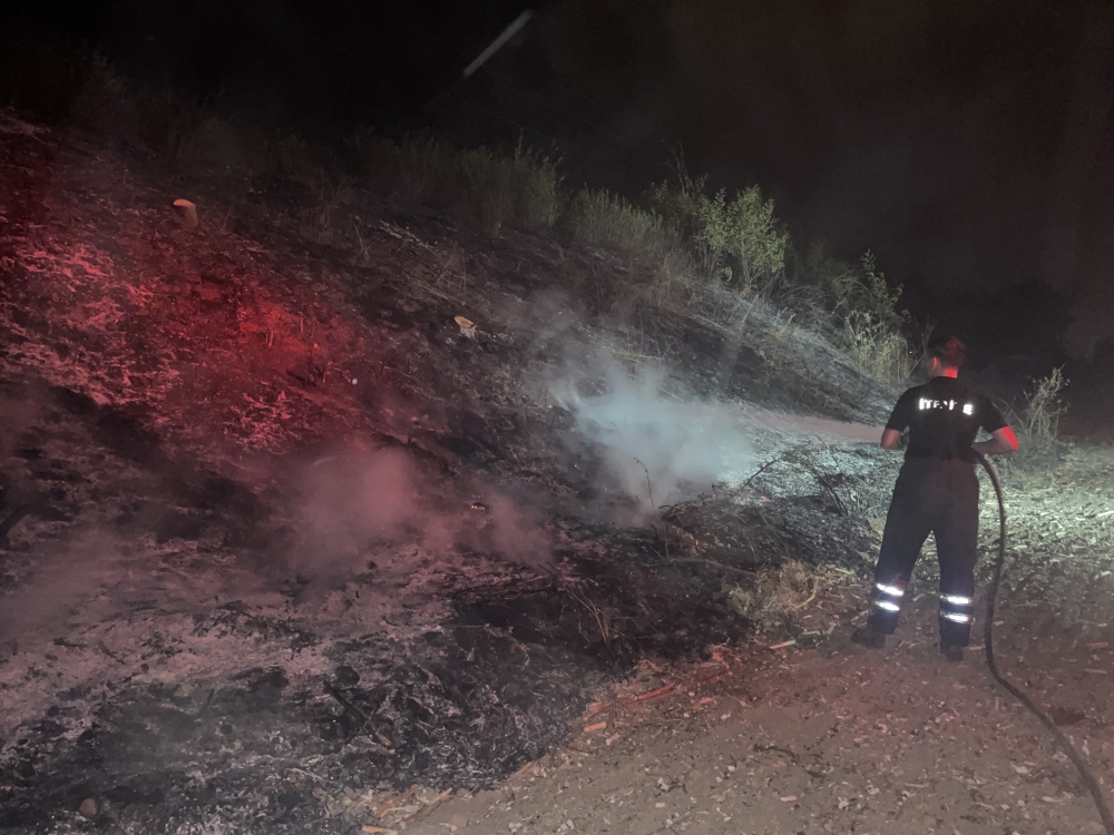 Edirne'de tren yolu kenarındaki otluk alanda çıkan yangın söndürüldü