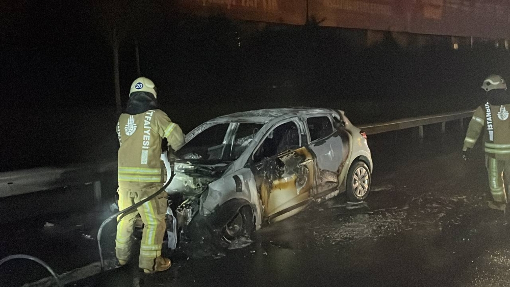 Kağıthane'de motoru yanan otomobil kullanılamaz hale geldi