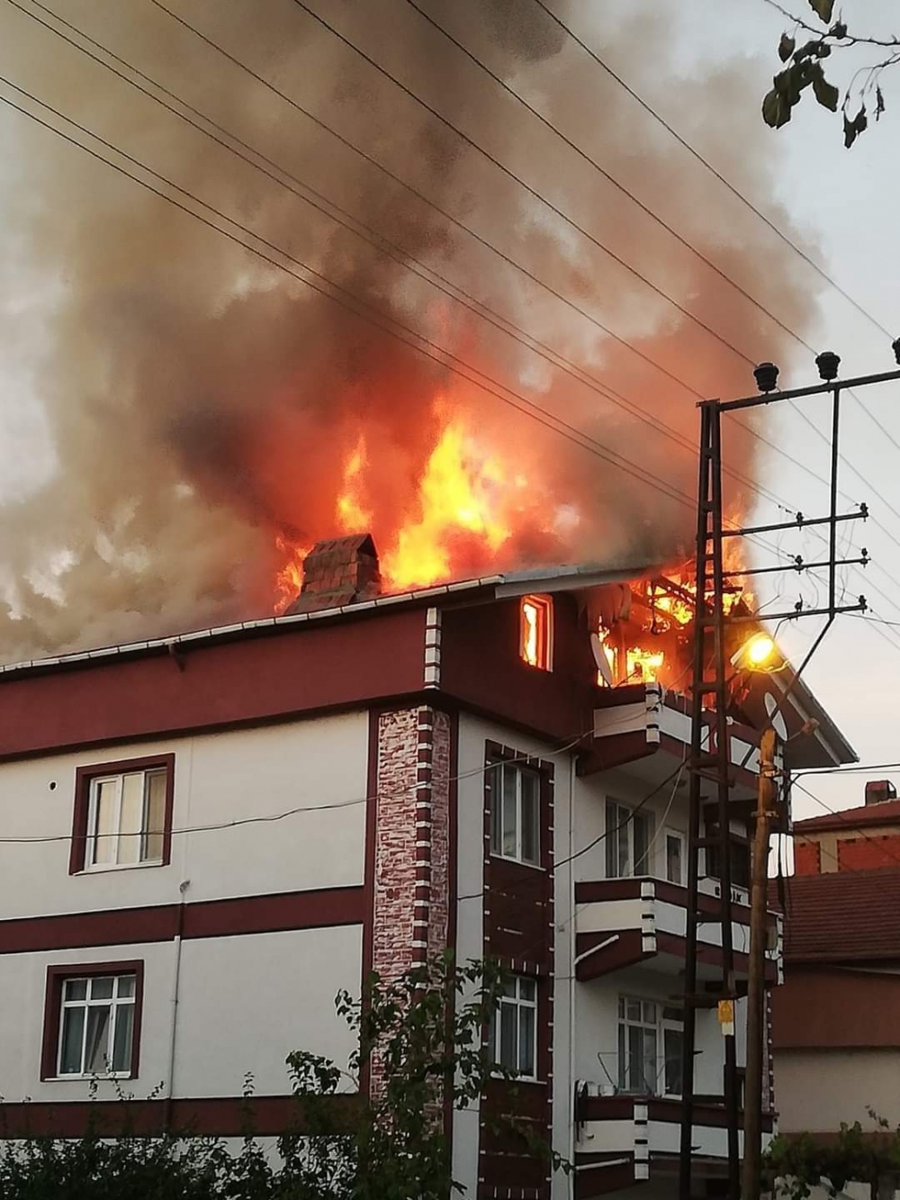 Karabük'te bir binanın çatı katında çıkan yangın söndürüldü