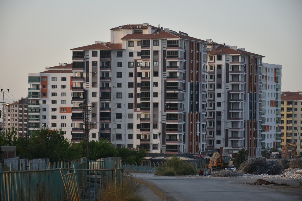 Malatya'da ağır hasarlı 12 katlı 2 bina patlayıcı kullanılarak yıkıldı