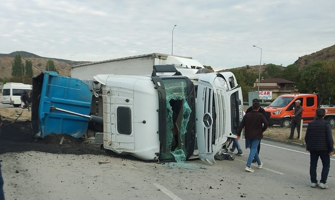 Bilecik’te kömür tozu yüklü kamyon devrildi, 2 kişi yaralandı