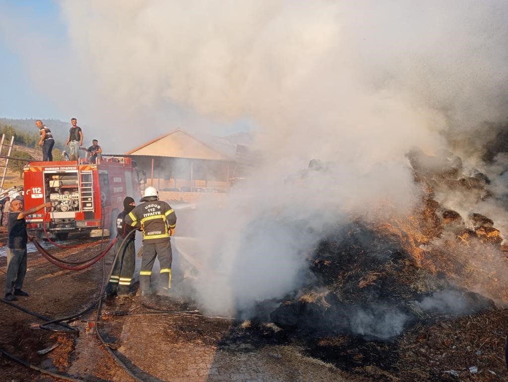 Burdur’da çıkan yangında 2 bin saman balyası kül oldu