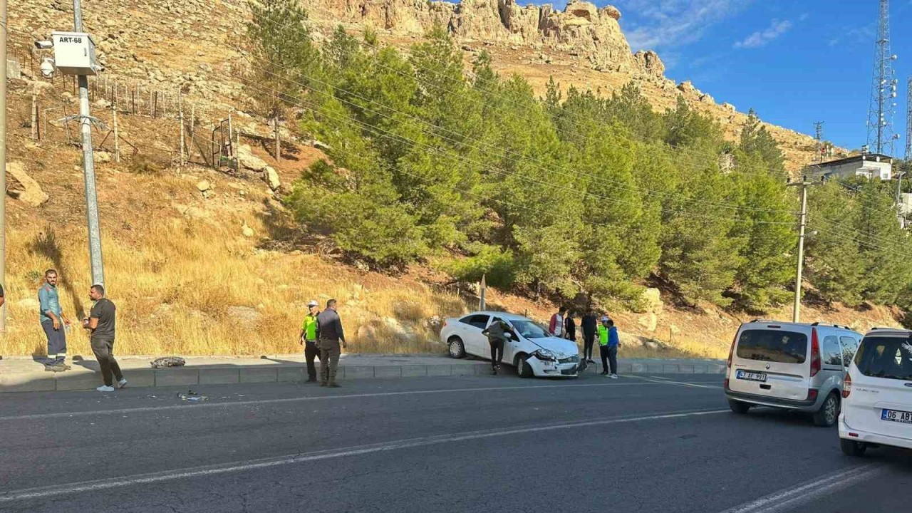 Mardin’de otomobil sürücüsü önce yayaya çarptı, sonra kaldırıma çıktı