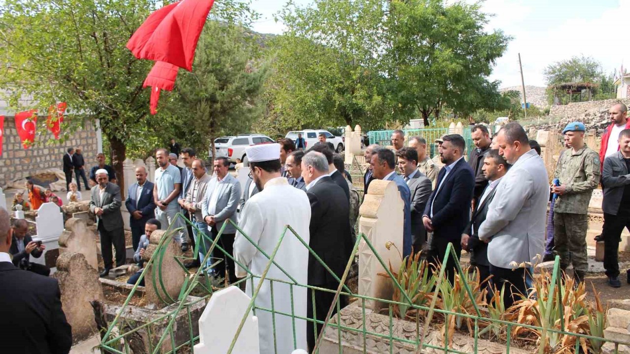 PKK’lı teröristlerin şehit ettiği 26 vatandaş mezarları başında anıldı