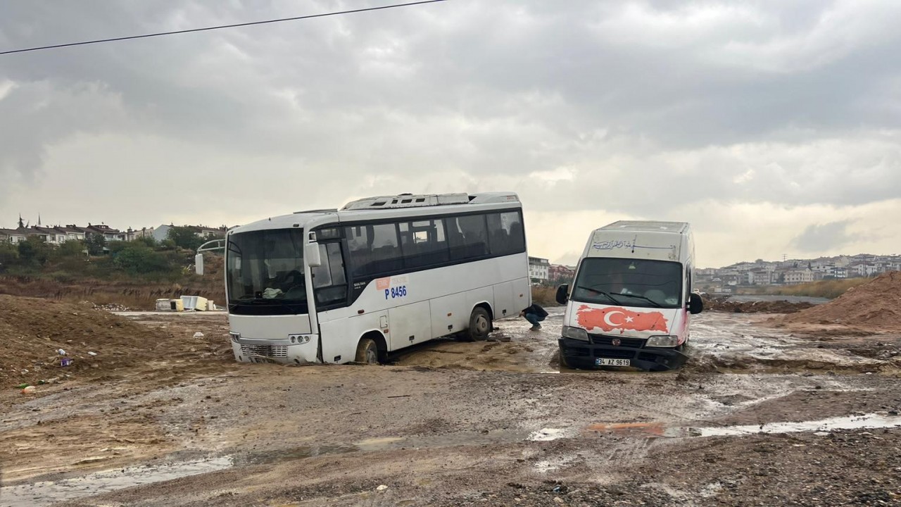 Sağanak yağış nedeniyle yol çöktü