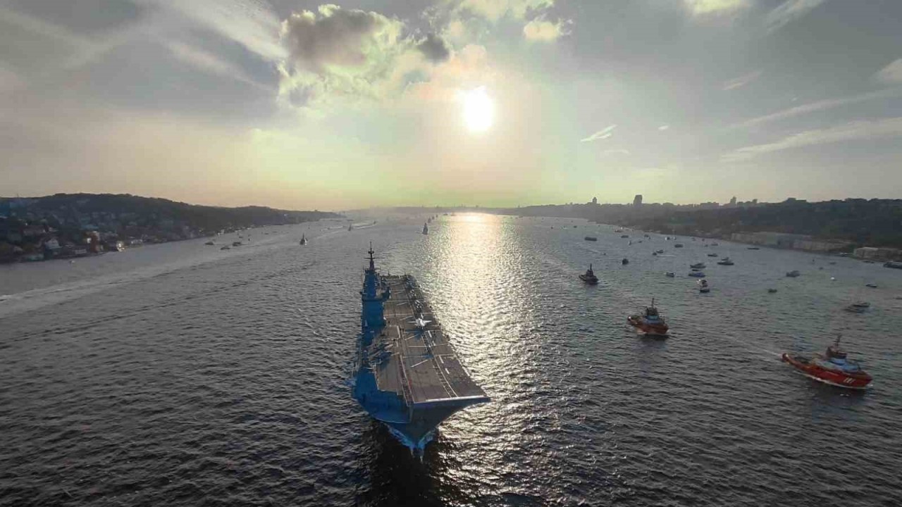 Türk donanmasının 100 gemisi İstanbul Boğazı’ndan geçti