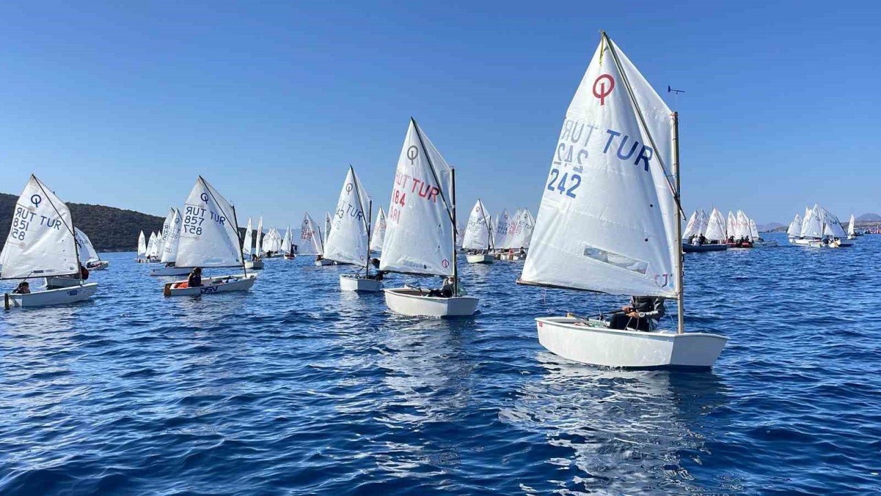 Yedi ülkeden 400 minik yelkencinin kıyasıya yarışı Bodrum’da başladı