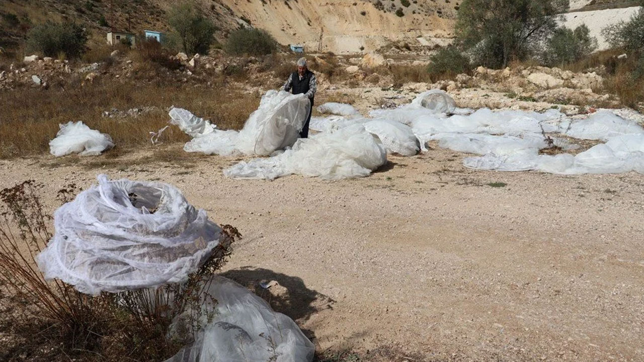 Boş arazide onlarca gelinlik bulundu